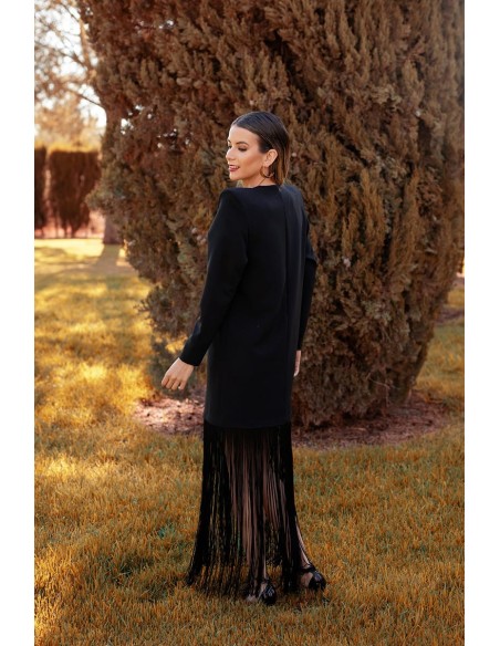 Vestido básico con flecos largo en el bajo y maxi hombrera. Cierre mediante cremallera invisible trasera.