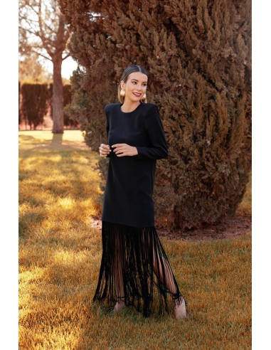 Vestido básico con flecos largo en el bajo y maxi hombrera. Cierre mediante cremallera invisible trasera.