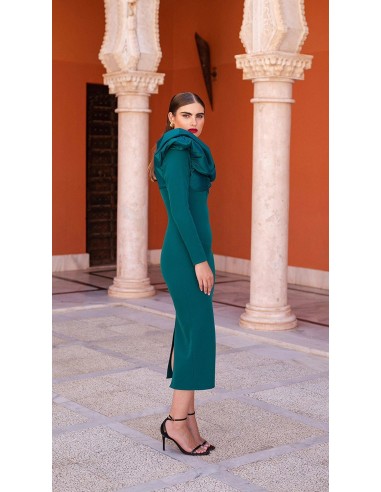 Vestido con tafeta abullonada en los hombros y escote con ‘v’ metálica.