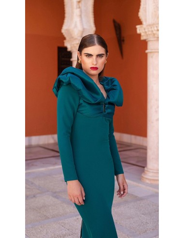 Vestido con tafeta abullonada en los hombros y escote con ‘v’ metálica.