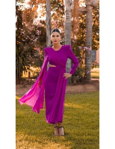 Vestido con ‘cut out’ en la cintura y manga-capa de gasa.