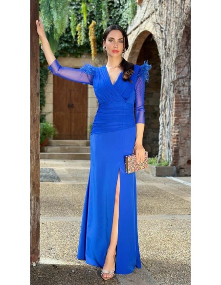 Vestido largo ajustado con detalles de tul drapeado y plumas en los hombros.
