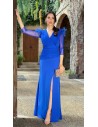 Vestido largo ajustado con detalles de tul drapeado y plumas en los hombros.