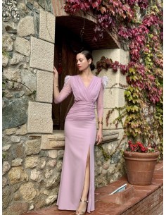 Vestido largo ajustado con detalles de tul drapeado y plumas en los hombros. 2