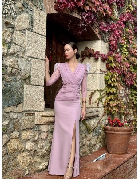 Vestido largo ajustado con detalles de tul drapeado y plumas en los hombros.