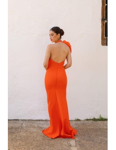 Vestido largo corte ajustado con cuello halter y detalle de rosetón en el cuello en tafetán. 2