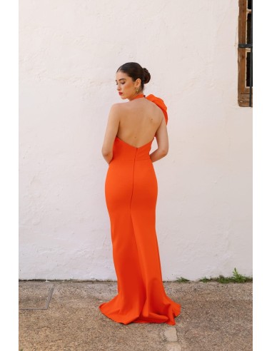Vestido largo corte ajustado con cuello halter y detalle de rosetón en el cuello en tafetán.