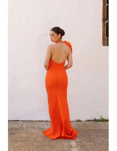 Vestido largo corte ajustado con cuello halter y detalle de rosetón en el cuello en tafetán.