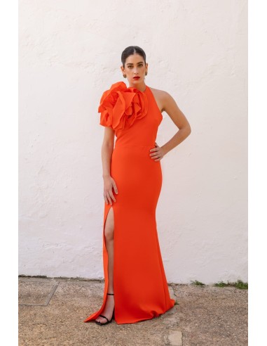 Vestido largo corte ajustado con cuello halter y detalle de rosetón en el cuello en tafetán.