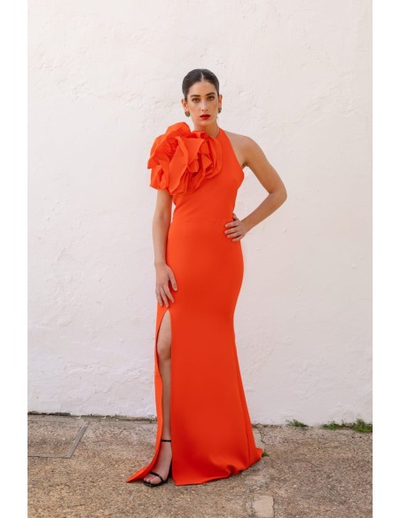 Vestido largo corte ajustado con cuello halter y detalle de rosetón en el cuello en tafetán.