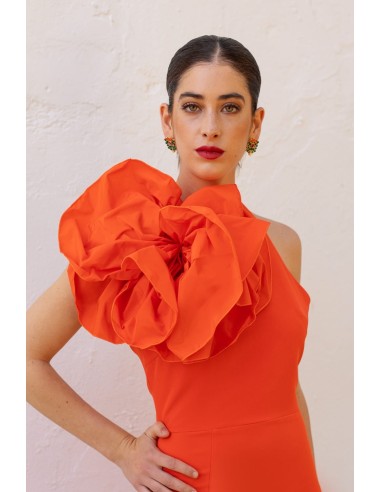 Vestido largo corte ajustado con cuello halter y detalle de rosetón en el cuello en tafetán.