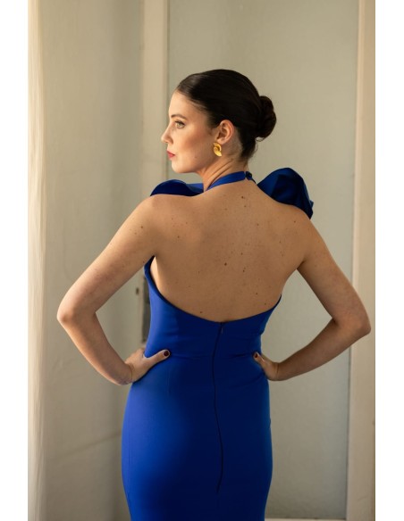 Vestido largo corte ajustado con cuello halter y detalle de rosetón en el cuello en tafetán.