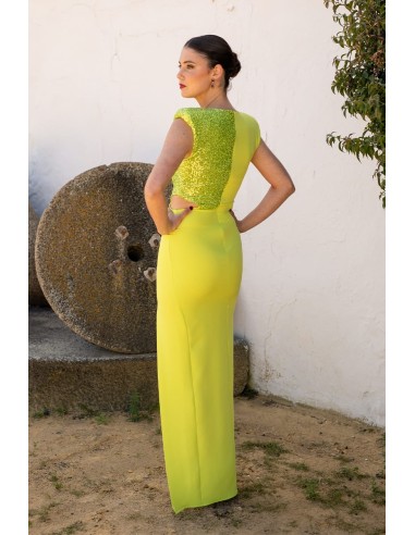 Vestido largo corte ajustado con manga sisa y hombreras. Detalle de lentejuelas en un lateral.