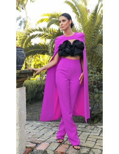 Pantalón palazzo de tiro maxi alto. Cierre mediante cremallera invisible trasera.
