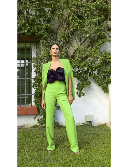 Pantalón palazzo de tiro maxi alto. Cierre mediante cremallera invisible trasera.