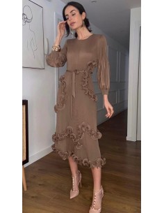 Vestido de corte midi en canalé elástico. Es de corte evasé, tiene cuello a la caja y mangas tres cuartos que marcan maravillosa
