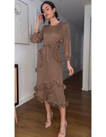 Vestido de corte midi en canalé elástico. Es de corte evasé, tiene cuello a la caja y mangas tres cuartos que marcan maravillosa