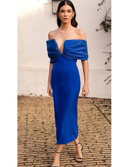 Vestido midi ajustado con tafetán en pecho y hombros- Cierre mediante cremallera invisible trasera.