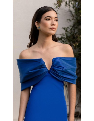 Vestido midi ajustado con tafetán en pecho y hombros- Cierre mediante cremallera invisible trasera.
