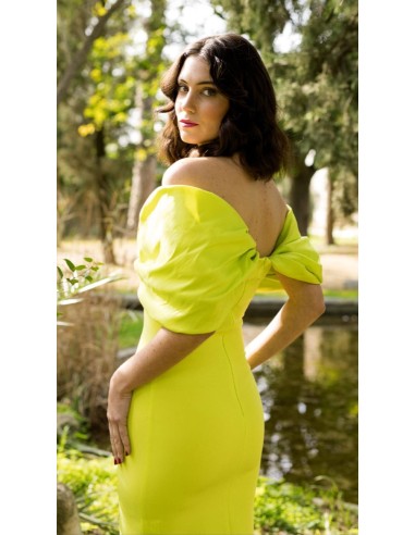 Vestido midi ajustado con tafetán en pecho y hombros- Cierre mediante cremallera invisible trasera.