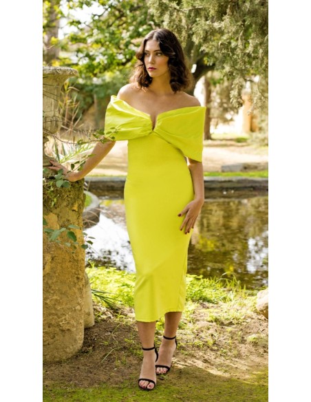 Vestido midi ajustado con tafetán en pecho y hombros- Cierre mediante cremallera invisible trasera.