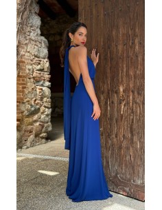 Vestido largo corte ajustado con cuello halter y lazada. Cierre mediante cremallera invisible trasera. Forro interior. 2