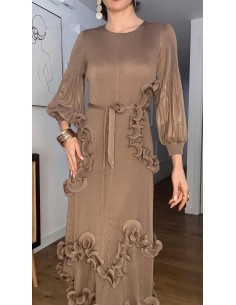 Vestido de corte midi en canalé elástico. Es de corte evasé, tiene cuello a la caja y mangas tres cuartos que marcan maravillosa 2