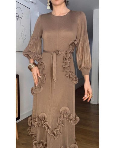 Vestido de corte midi en canalé elástico. Es de corte evasé, tiene cuello a la caja y mangas tres cuartos que marcan maravillosa