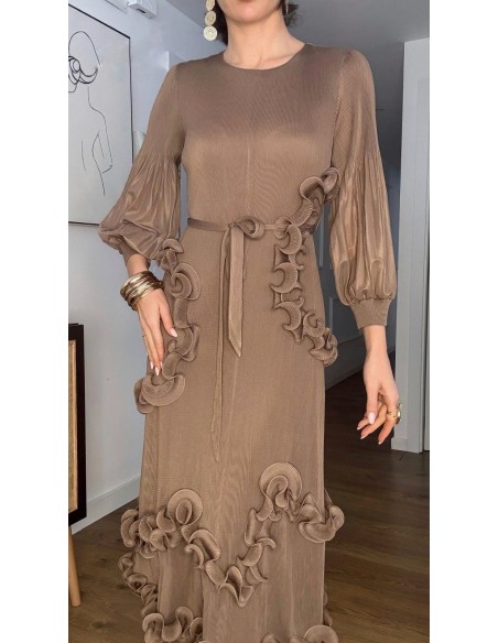 Vestido de corte midi en canalé elástico. Es de corte evasé, tiene cuello a la caja y mangas tres cuartos que marcan maravillosa