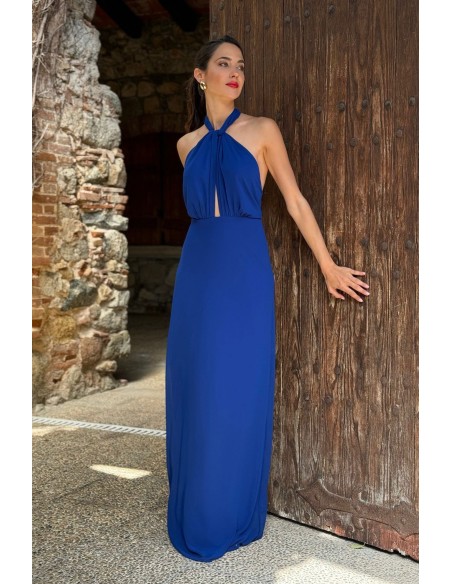 Vestido largo corte ajustado con cuello halter y lazada. Cierre mediante cremallera invisible trasera. Forro interior.