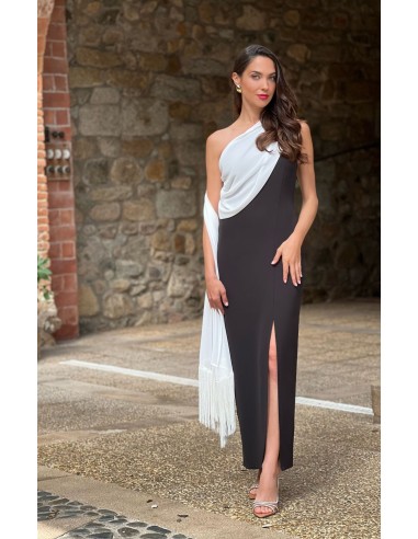 Vestido largo corte ajustado corte asimétrico con pañuelo de gasa terminado en flecos.