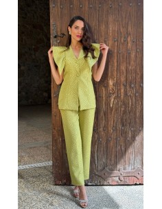 Conjunto en jacquard de dos piezas compuesto por pantalón pinzas pitillo y chaqueta de sisa con volantes escote pico