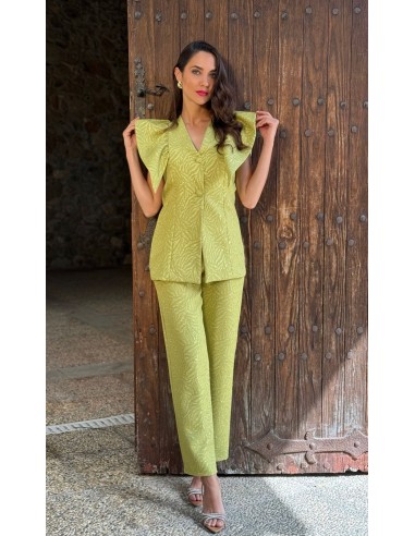 Conjunto en jacquard de dos piezas compuesto por pantalón pinzas pitillo y chaqueta de sisa con volantes escote pico