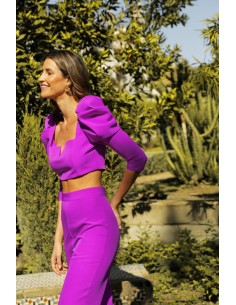 Crop top con manga abullonada y escote cuadrado con detalle de pico rígido. Cierre mediante cremallera invisible trasera. 2