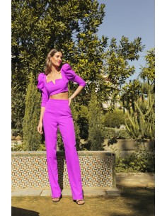 Crop top con manga abullonada y escote cuadrado con detalle de pico rígido. Cierre mediante cremallera invisible trasera.