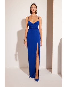 Vestido largo con corte sirena y cuerpo drapeado con abertura en bajo lateral.