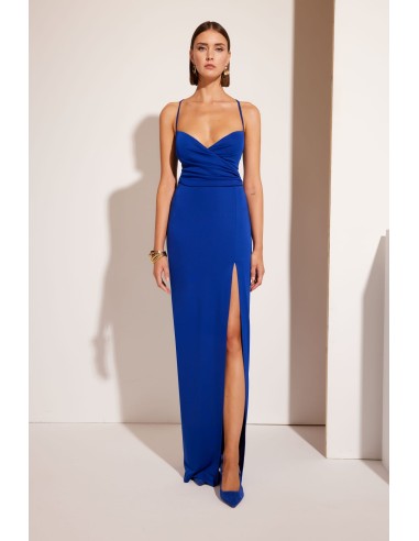 Vestido largo con corte sirena y cuerpo drapeado con abertura en bajo lateral.
