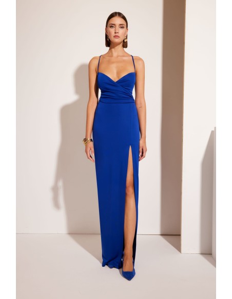Vestido largo con corte sirena y cuerpo drapeado con abertura en bajo lateral.