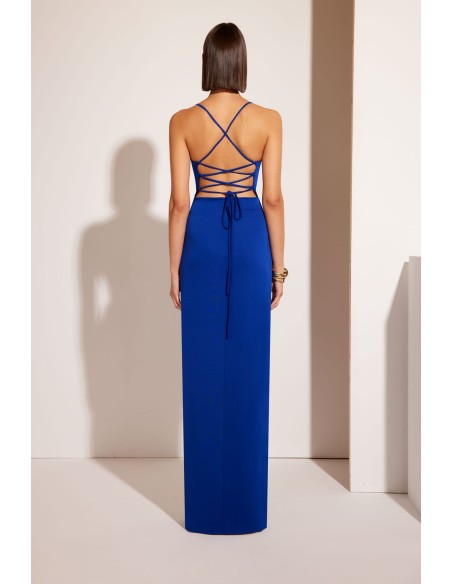 Vestido largo con corte sirena y cuerpo drapeado con abertura en bajo lateral.