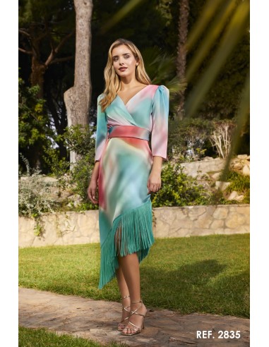 Vestido midi estampado de escote cruzado terminado en pico con manga abullonada y detalle de flecos.