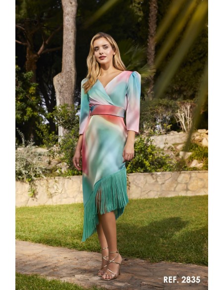 Vestido midi estampado de escote cruzado terminado en pico con manga abullonada y detalle de flecos.