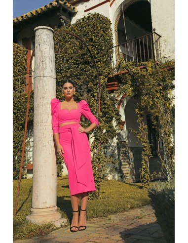 Conjunto de crop top con manga corta abullonada y falda entallada midi con lazada delantera.