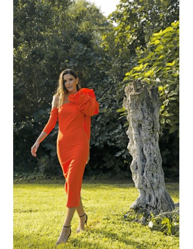 Vestido midi asimétrico ajustado con manga al codo y hombro drapeado.