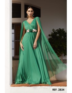 Vestido largo de tul con escote cruzado y manga en tul transparente.