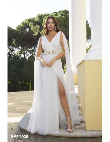 Vestido largo de tul con escote cruzado y manga en tul transparente.
