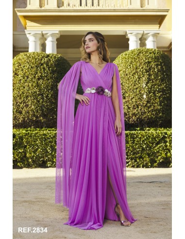 Vestido largo de tul con escote cruzado y manga en tul transparente.