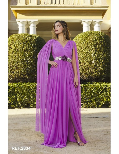 Vestido largo de tul con escote cruzado y manga en tul transparente.