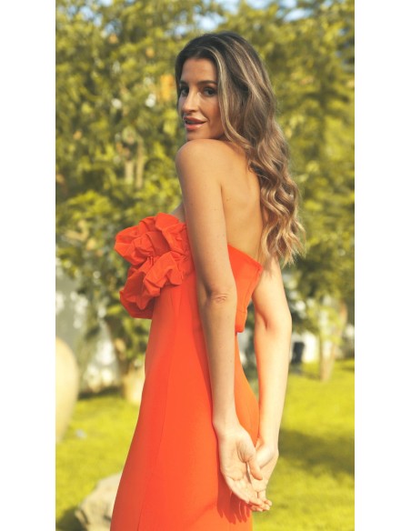 Vestido midi ajustado palabra de honor. Detalle de pecho en tafetán. Cierre mediante cremallera trasera invisible.