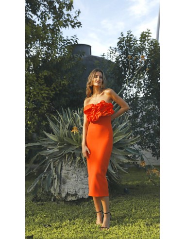 Vestido midi ajustado palabra de honor. Detalle de pecho en tafetán. Cierre mediante cremallera trasera invisible.