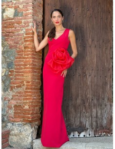 Vestido largo corte ajustado con manga sisa y detalle de rosetón en la cadera en tafetán.